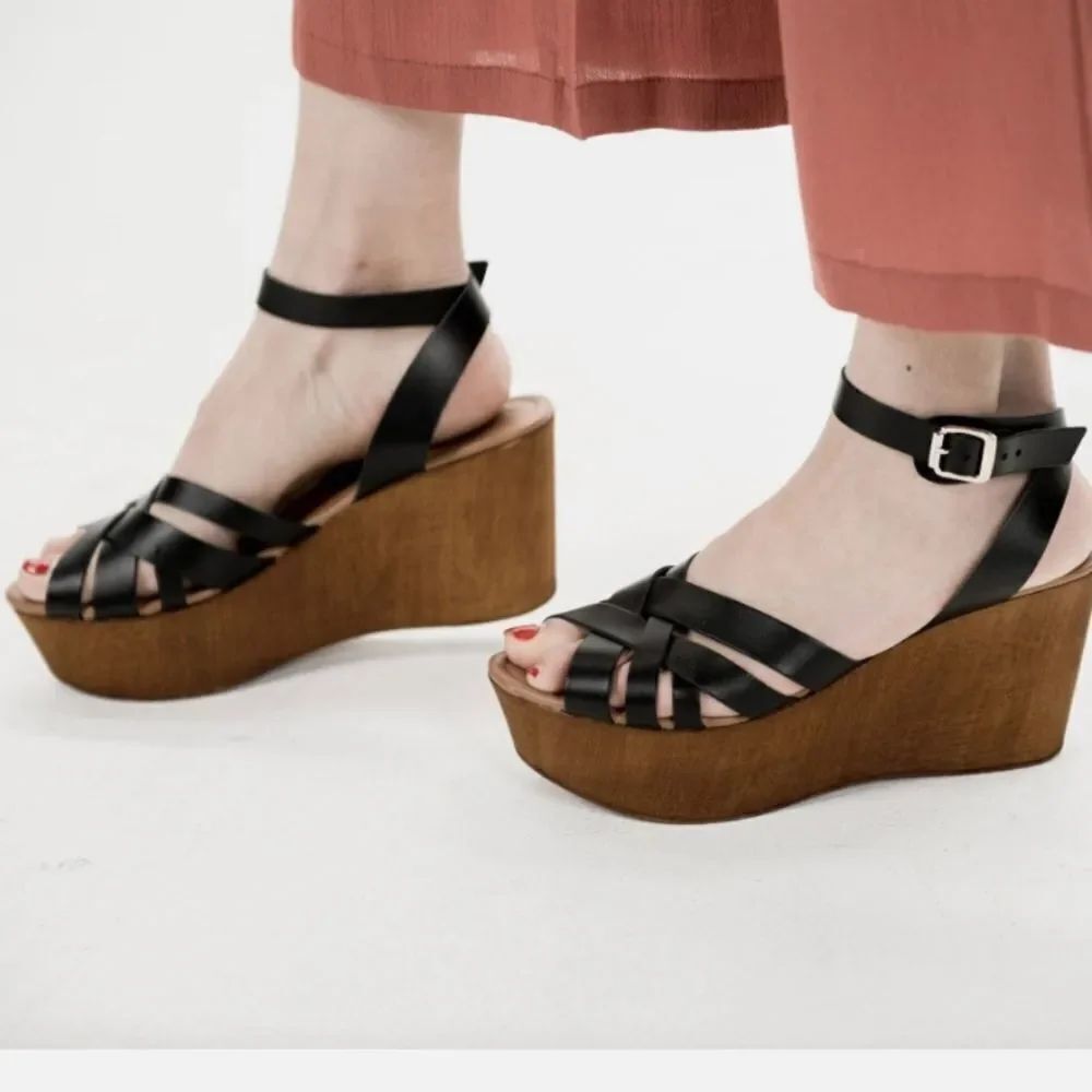 CITYCLASSIFIED ANKLE STRAP ADJUSTABLE BUCK  CRISSCROSS OPEN TOE WEDGE SANDAL